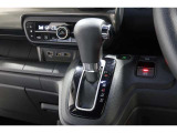 インパネシフトだから視線の移動も少なく足元もスッキリ♪運転席もゆったりしているのでゆとりを持ってドライブできますね!