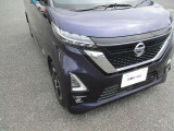 明るいLEDヘッドライト採用で夜の運転も安心です。フォグランプもついていて、霧の中でも明るい視界を確保します。