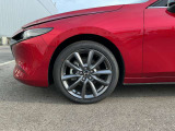 足元のホイールは、ボディの面の美しさを引き立てる重要な要素です。MAZDA3は細かな装飾を増やしすぎず、全体のまとまりを重視するマツダらしいデザインに仕上げています。日常の移動でも役立つ装備です。