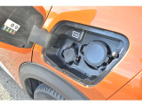 付属の充電ケーブル(3kw普通充電器)での満充電は約18時間です。チャデモ(CHAdeMO)規格の急速充電器では、50分で約80%の充電が可能です。