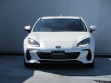 スバルらしい精悍な印象のフロントマスク。ヘッドライトは高輝度のLEDを採用、またステアリング連動機能がありカーブを曲がる際、進行方向を照らして死角を低減します.。