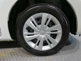 純正ホイールキャップ付きのお車になります♪見た目もスタイリッシュですよ!!