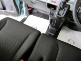 ベンチシートなので運転席と助手席の移動が楽です♪