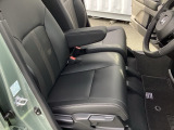 フロントシートです!!ベンチシートなので座席の移動もスムーズに出来ます!!足元も広く運転も楽ですよ!!