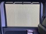 【ロールサンシェイド】は太陽光を防ぐので冷房の効きを良くする効果もあります。エアコンを控えめにすれば燃費向上も見込めます。