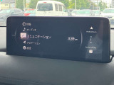 大きなディスプレイを、見やすいオンダッシュに配置。各種メディアの視聴やスマートフォンとの接続、別売SDを装着してナビゲーションの利用も可能です。