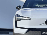 ひときわ印象的なT字型のLEDヘッドライトは、新世代のボルボを象徴するユニークなアイコンとなっています。LEDデイタイム・ランニング・ライトやポジションライト、ウインカーの役割も果たします。