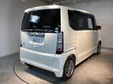 限られたスペースでも、スライドドアなら開閉がスムーズ!隣の車や壁にぶつかる心配がありません。