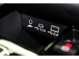 小物の収納に便利なセンタートレイには携帯等のデバイスの充電可能なUSB出力電源付です。