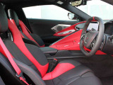 運転中の体をしっかりと支えてくれるスポーツシート。シートヒーターとベンチレーション付きで1年中快適におお乗りいただけます!