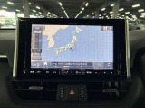 ディスプレイオーディオやカーナビは、現代のドライブにおいて欠かせない装備のひとつです。初めての場所でも迷いにくく、快適なルート案内で運転をサポートします。移動中のエンターテインメント性も高まります。