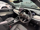 運転席・助手席のレザーシートにはシートヒーターを標準装備。