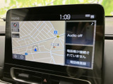 地図が画面に表示され、周辺の道路を確認しながら目的地への移動をサポートします。地図とオーディオなどの情報が一画面にまとまり、表示内容を把握しやすいのも便利。