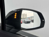 ●アウディサイドアシスト『後方の死角を並走する車両を検知しドアミラーの内側のLEDが点灯。ドライバーに注意を促し事故を未然に防ぐシステムです。』
