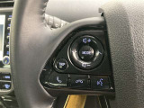 運転中、オーディオの操作をしてて、ハッとしたことはありませんか?ステアリングスイッチは、運転中でもハンドルでオーディオの操作が可能です。安全なドライブをサポートします。