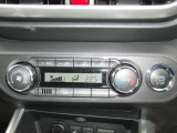 オートエアコン♪お好みの温度に設定するだけで車内を快適空間にしてくれますよ♪