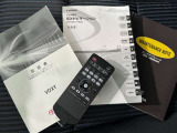 メンテナンスノート、取扱説明書です。 その車の整備記録が事細やかに記録されています。 車が生まれてから今までどのような道を歩んできたのか判るとても重要な物ですよ。