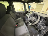 運転席は大きな座面と包み込むような背もたれが身体全体を支えます。上質なシートを採用し長時間の運転やコーナーの多い道も快適です。座ったときの頭上スペースも余裕たっぷりでロングドライブも楽チンです♪