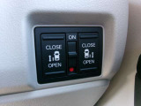 両側電動スライドドアです。運転席やキーレスから開閉が出来てとても重宝します。