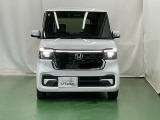 LEDヘッドライトを装備しています。LEDヘッドライトはとても明るく、雨の日や夜間走行も安全・安心です。オートライトコントロール付きで周囲の明るさに応じて自動で点灯・消灯します