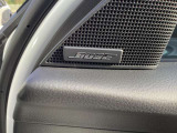車内音響に合わせてチューニングされた専用スピーカーのBOSEシステム。奥行きのある澄んだ音と驚きの臨場感で、移動時間をプレミアムな音楽空間へと進化させます。