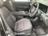 運転席まわりです。実際に座ってみて、乗り心地を体験してみてください。