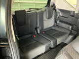 1列目から3列目まで広々大空間です。3列目シートは荷物が多い時や不要な時はアレンジして荷室として使用することが可能で便利に使えます