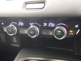 オートエアコンは左右席で独立温度コントロールが可能です。運転席はキンキンに冷やして助手席はマイルドにと言った設定が可能です☆暑さ寒さでケンカすることもなくなりますね♪