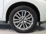 純正のアルミホイール装着車です。タイヤサイズは235/55R18です。