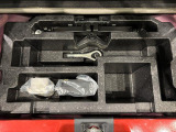 ラゲージの下にはジャッキや応急パンク修理セットが備わっています