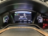 ハイブリット車専用のメーターです。中央のスピードメーターより左右のサブデスプレイで燃費や動力伝達などの情報が見れるようになっています。