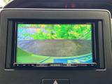 狭い場所での駐車も安心。後方の状況を画面で確認できるので、安全に駐車操作を行えます。