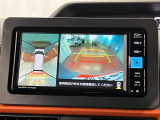 【パノラマモニター】 上から見下ろしたような映像が、運転の不安を軽くします。