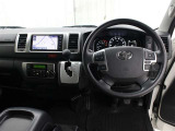 運転席と助手席間のウォークスルーが可能です。運転席側のドアを開けられない場合などに、助手席側のドアから乗り降りすることができます。