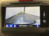 リバースギアに入れるだけで後方の表示へ切り替わります。夜間や雨の日の駐車も楽になりますよ。