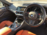 BMW 伝統のコックピットはドライバー志向で設計され、人間工学を駆使し、細部に到るまで設計されたコックピットを実現しました。