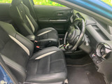 運転席と助手席には、ブラックを基調に明るい差し色をあしらったシートを採用。前方や周囲を見渡しやすい視界と、落ち着いた雰囲気の室内で快適に過ごせます。