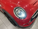 MINIを熟知したメカニックによる、100項目の納車前点検。ドイツ本国と同様の教育・訓練を受けたメカニックが、100項目にも上るポイントを徹底的に点検、整備した後にお客様にお引渡しします。