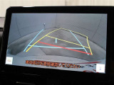 車庫入れや縦列駐車などの際に、後退操作の参考になるガイドラインをモニター画面に表示します。