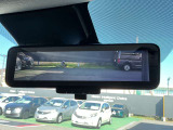 ルームミラーは、車両後方のカメラ映像をミラー面に映し出すので、乗車人数や荷物の量に影響をされずいつでもクリアな後方視界が得られます