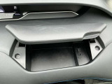 ダッシュボードに収納スペースがございますので、運転席から離れることなく、小物を出し入れすることができます。