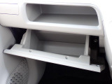 収納たっぷりグローブボックス。
