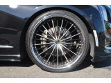 フロント&リア245/30ZR22 M&rsquo;zSpeedエアロとマッチする社外22アルミホイールを装着致します。