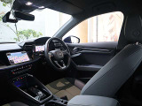 内装はシンプルに使い勝手を考え作られています。お車を運転する感覚をダイレクトに体感して頂けます。室内も広くロングドライブにも快適にお過ごしいただけます。
