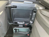 セカンドシートの下には収納BOXがあります