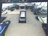 【マルチテレインモニター】車のフロントやサイドのカメラ画像を同時にモニター表示することで、悪路や狭い道を走行時でも周囲の状況確認ができ安心!本格SUVにうれしい装備です♪