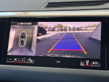 ●リアビューカメラ『入車経路を算出し、ガイドラインと補助線をディスプレイに表示します。同時にバンパーに内蔵のセンサーが障害物を感知し音で注意を促します。後方の死角も安心していただけます。』