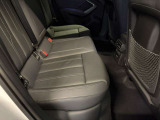 体を支えるためにシートを硬めにしております。長時間の運転でも疲れにくいように、サポート力重視で設計されております。