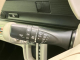 雨の日でもクリアな視界を確保。ワイパーレバーで、様々な運転状況に対応できます。運転の安全性を高める、頼もしい機能です。