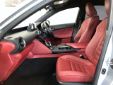 F SPORT専用本革スポーツシート。スポーティな内装がより一層ドライブを楽しくさせます。